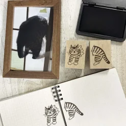 Arte CO | Sello Cat Jumping Inside Paper