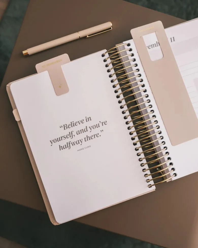 Kokonote | Agenda Escolar Muse Misty Gray 2026-2027 (Diaria)