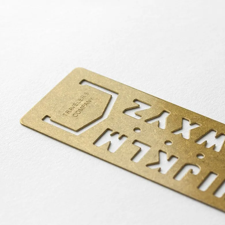 Traveler's Company | Marcapáginas Brass Template Alphabet
